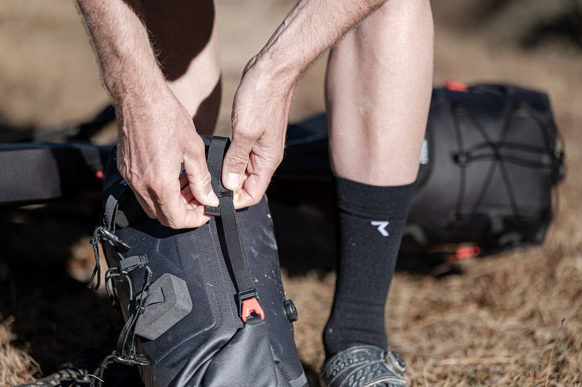 Dociąganie paska przy pakowaniu Cyclite Handle Bar Roll Bag