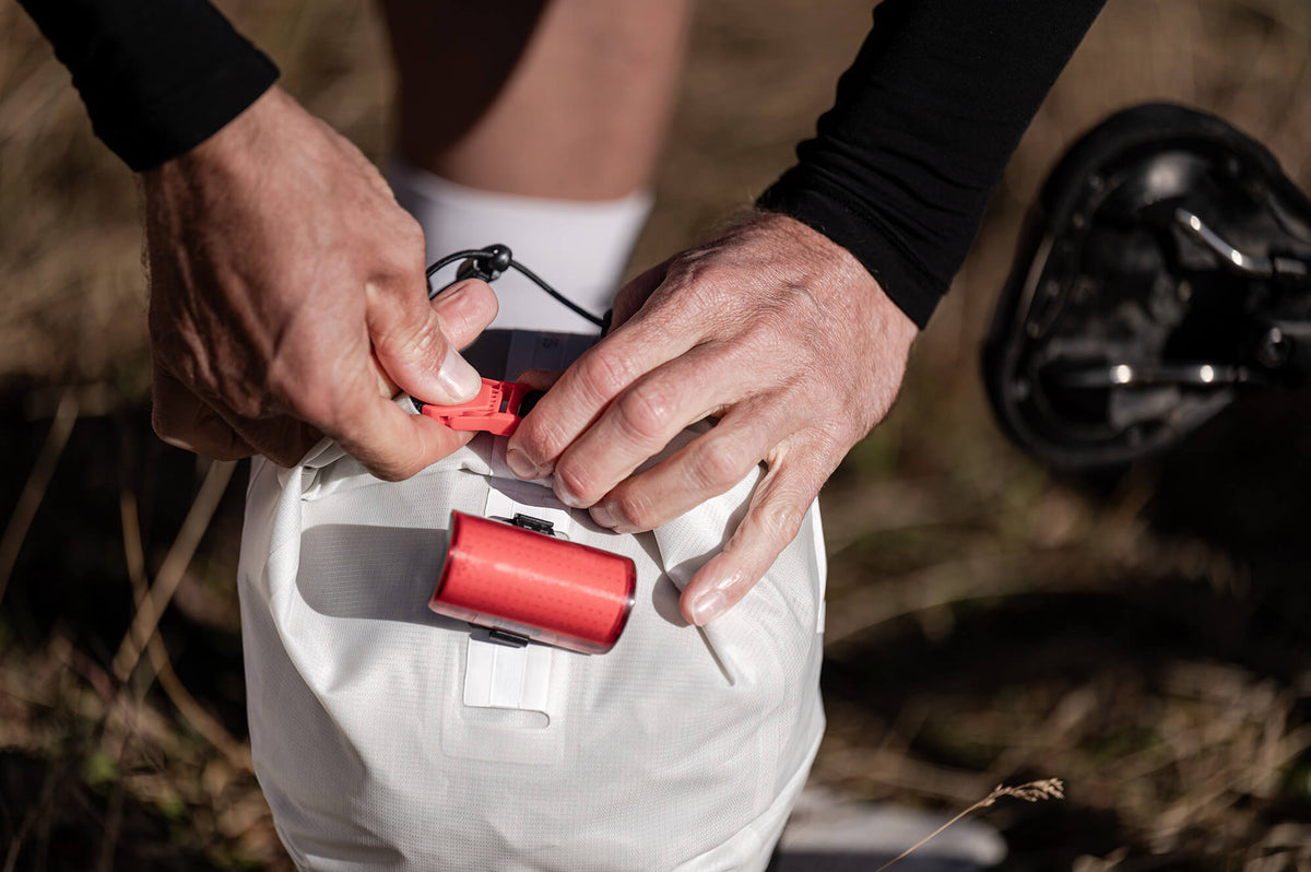 Cyclite Saddle Bag Small, jasnoszara, lampka tylna i linki na tyle torby
