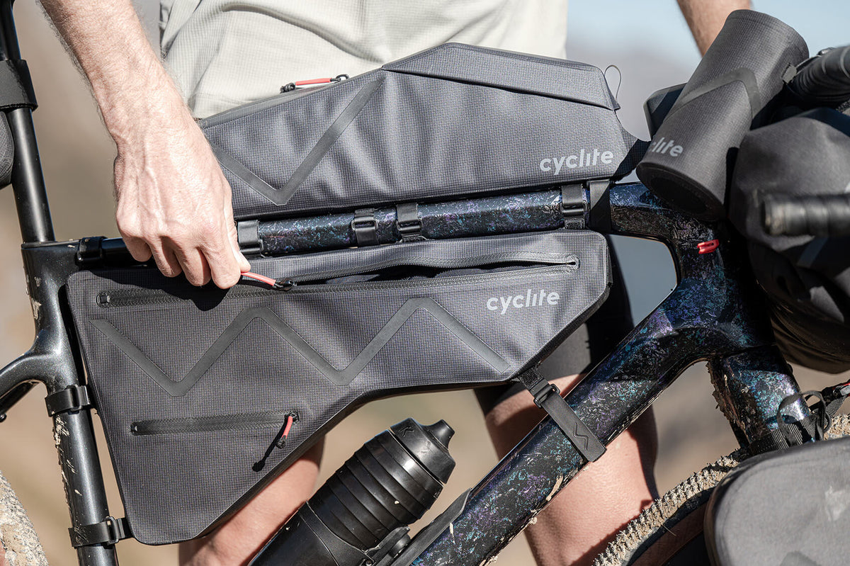 Cyclite Frame Bag Large, czarna, otwieranie górnej komory