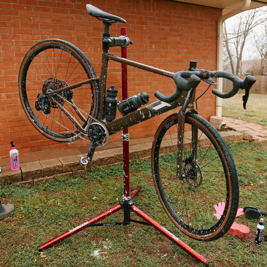 16415-Feedback-Sports-Ultralight-Bike-Repair-Stand-Lifestyle-2_1296x_2dbd7a5c-4167-43f6-a9d0-d054083e5933 - Najs Bike