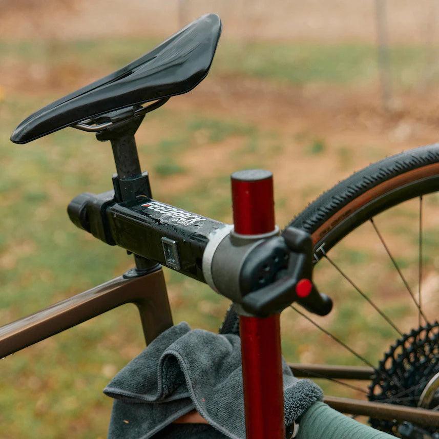 16415-Feedback-Sports-Ultralight-Bike-Repair-Stand-Lifestyle-close-up_1296x_803ecb8e-0305-4b5d-913d-1c2769872beb - Najs Bike