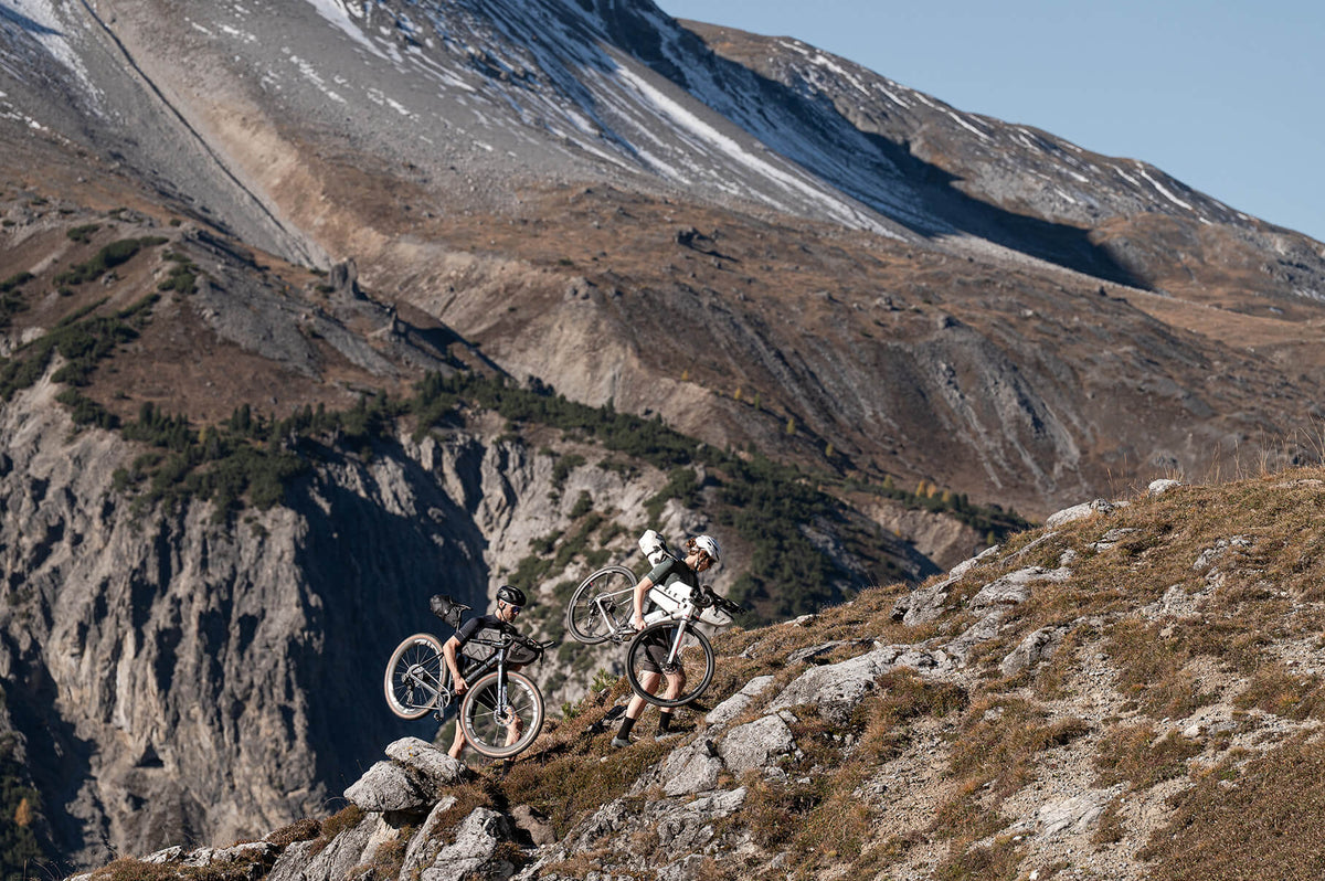 Cyclite Frame Bag XT, jasnoszara, rowery na plecach w górach
