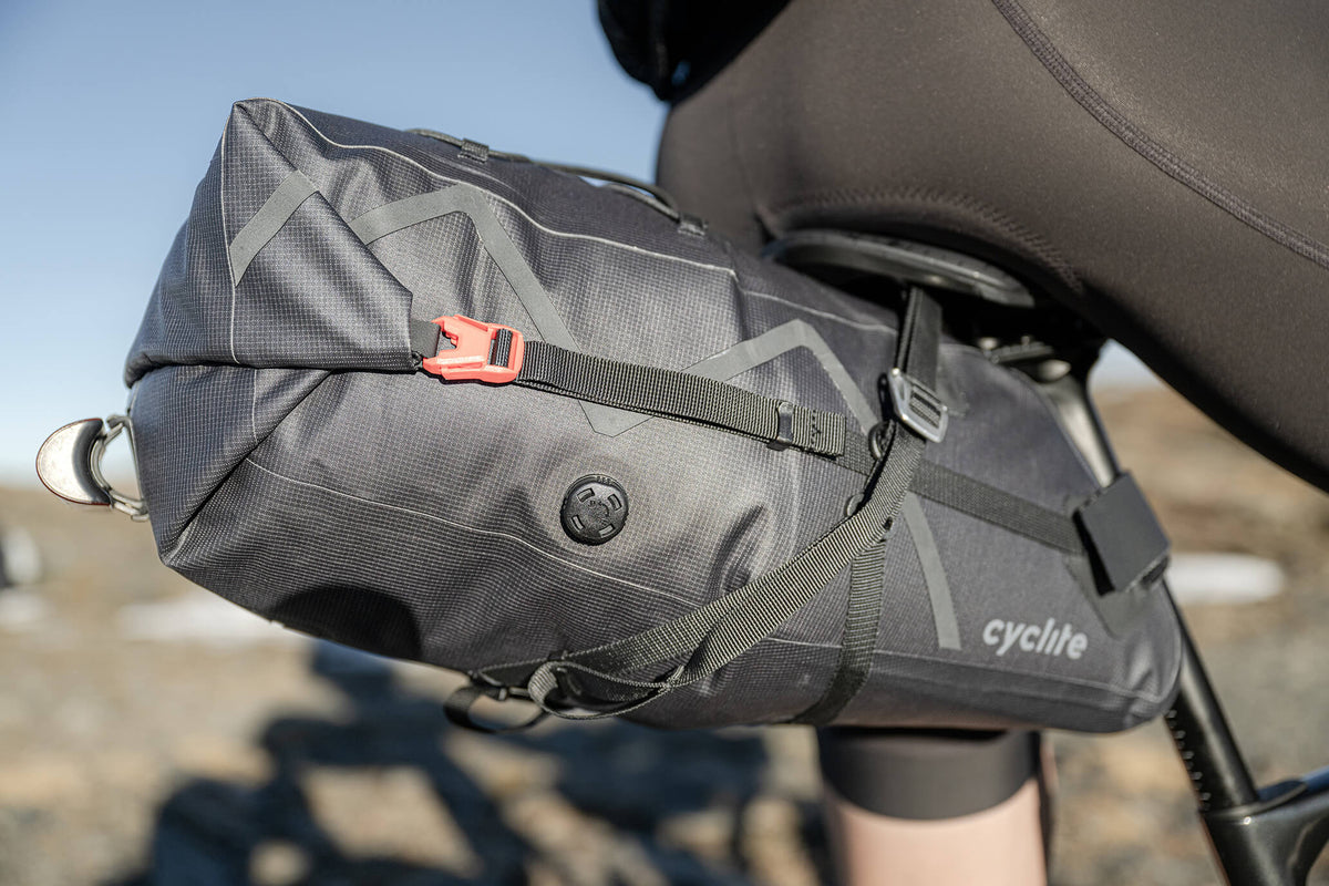 Cyclite Saddle Bag 12,9 l, czarna, z bliska pod siodłem