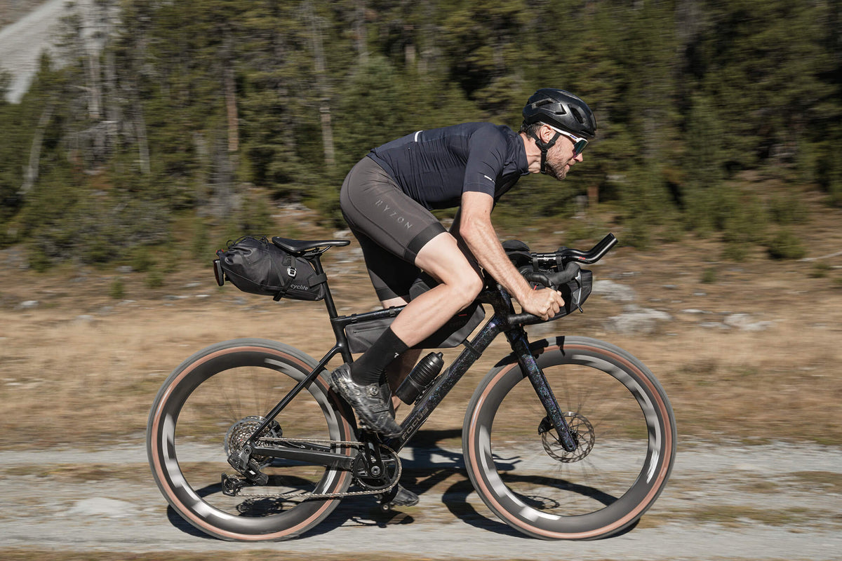 Cyclite Saddle Bag Small, czarna, gravel w ruchu