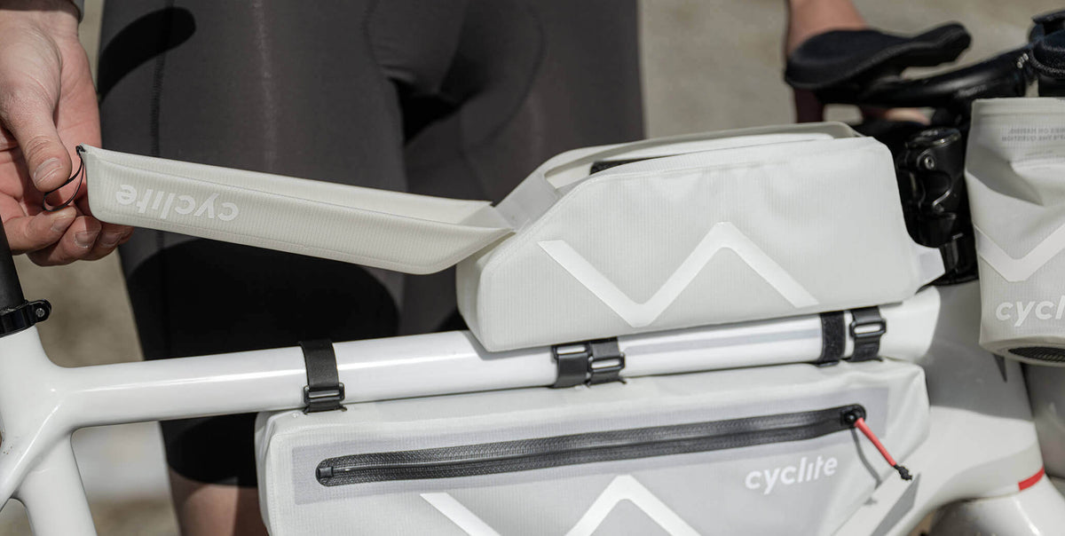 Otwieranie klapy na magnes w Cyclite Top Tube Bag