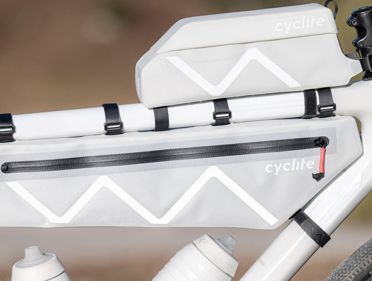 Uchwyt Zipper Puller na zamku jasnoszarej torby na ramę Cyclite