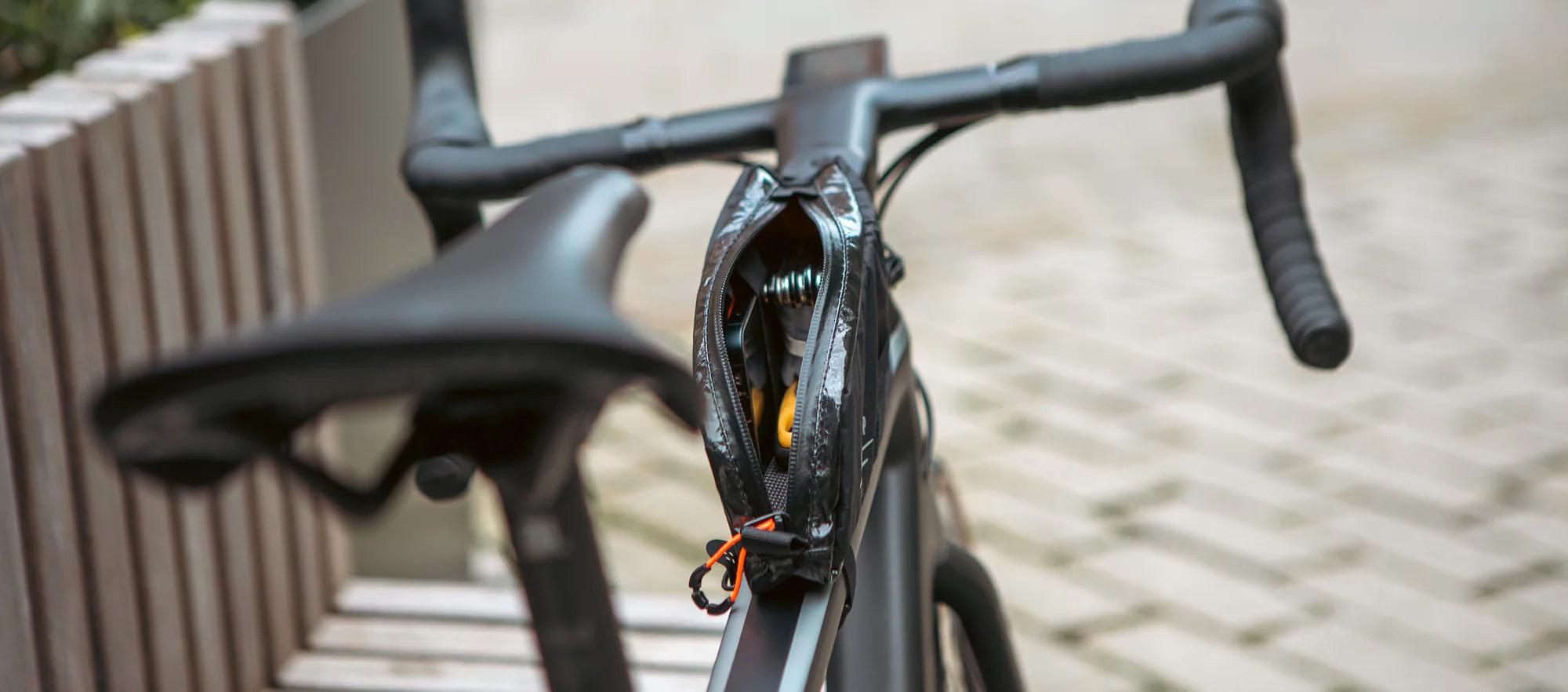 Restrap-Race-Top-Tube-Short-Lifestyle_2000x_7fcec982-90b9-4fa2-bed3-eaa18c1ecff0 - Najs Bike