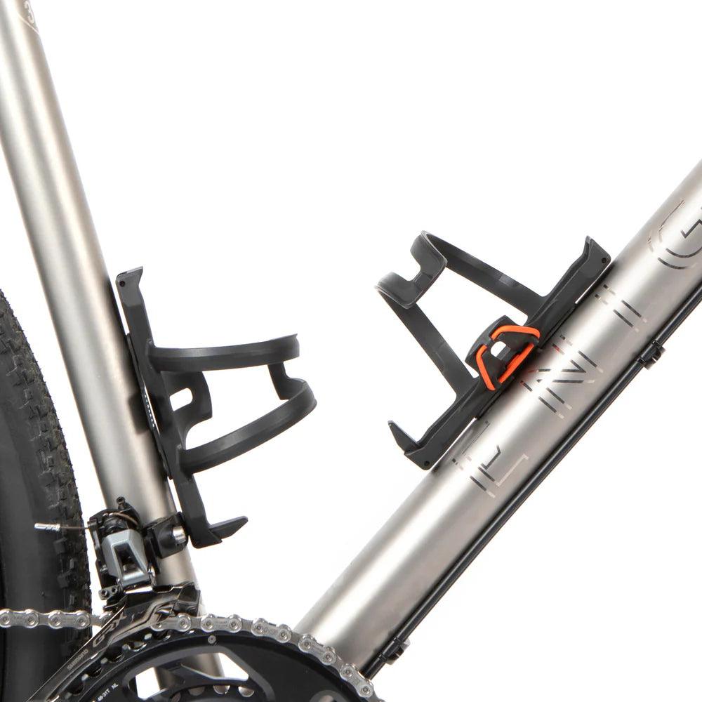 Boczny koszyk na bidon Restrap Bottle Cage – Najs Bike