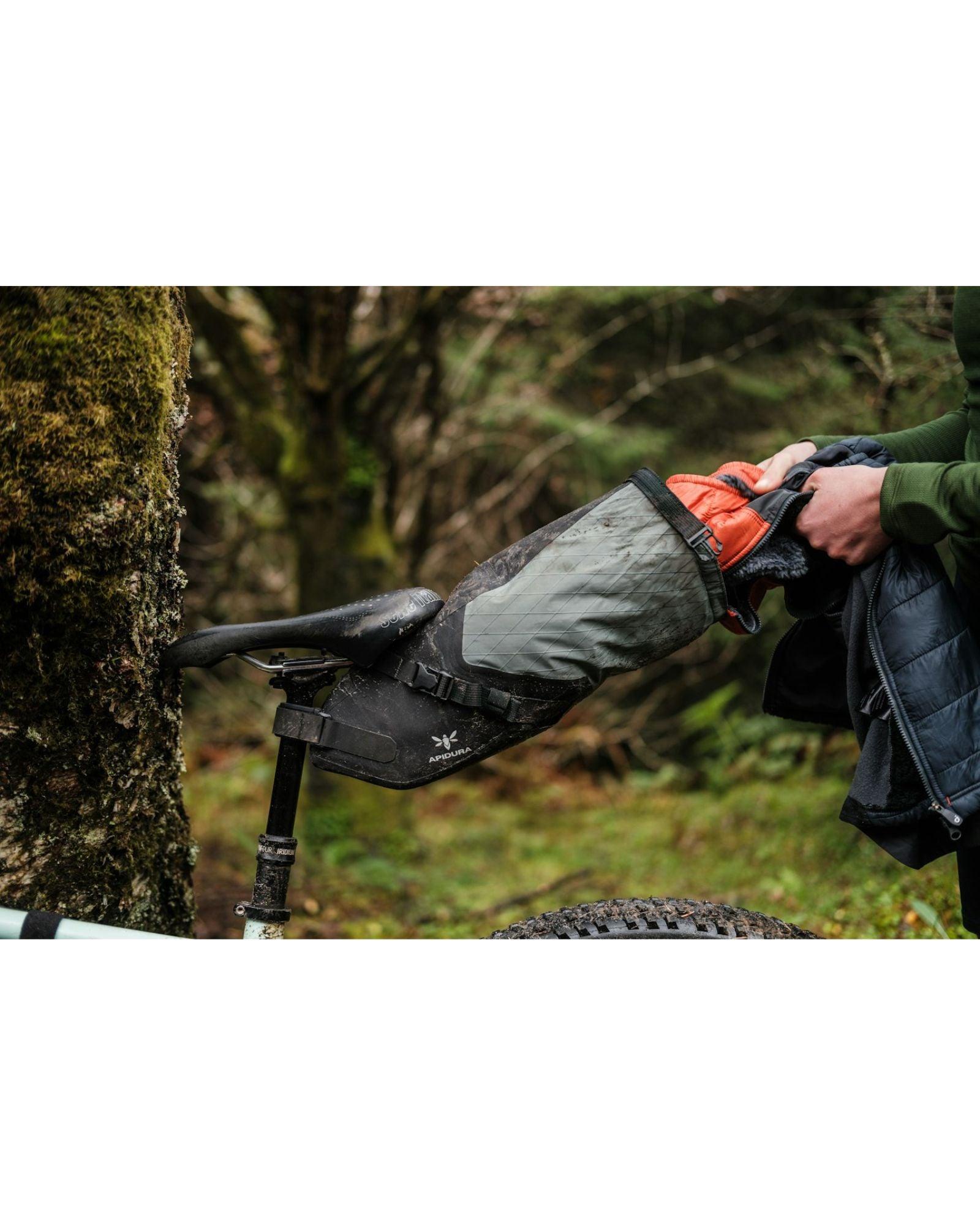 Apidura Backcountry Dropper Post Adapter stabilizuje torbę podsiodłową