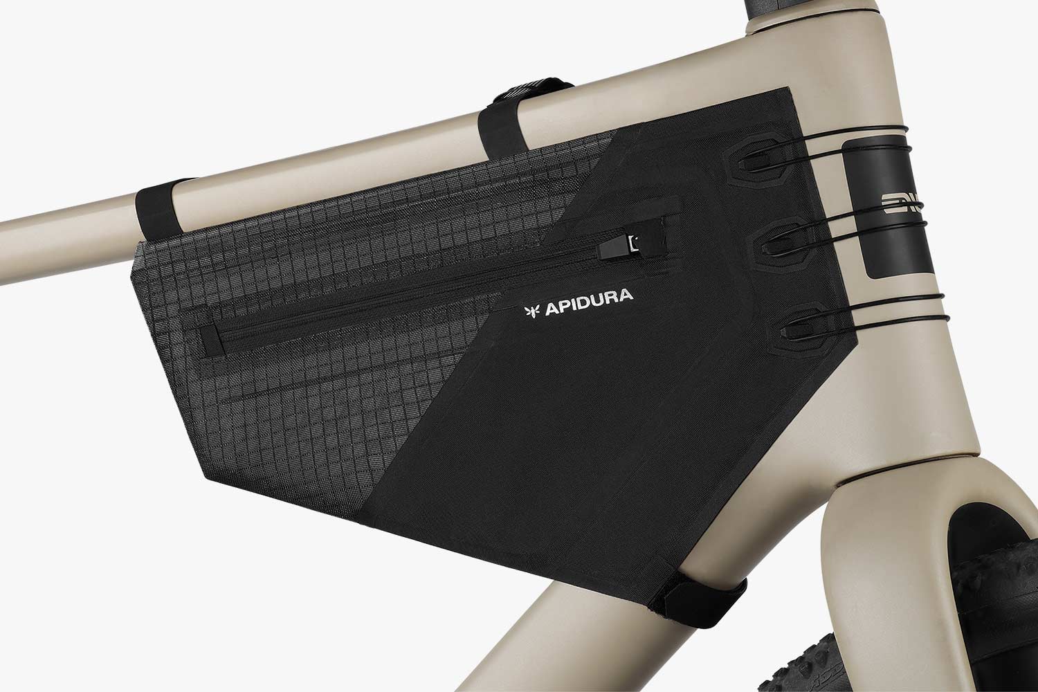 Apidura Aero Frame Module L/XL na rowerze