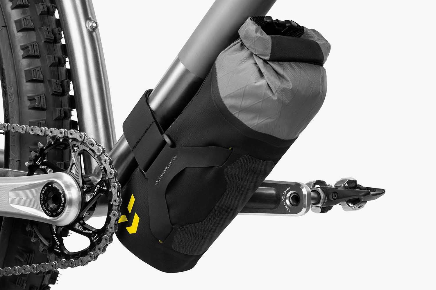 Apidura Backcountry Downtube Pack 1,8L na rowerze