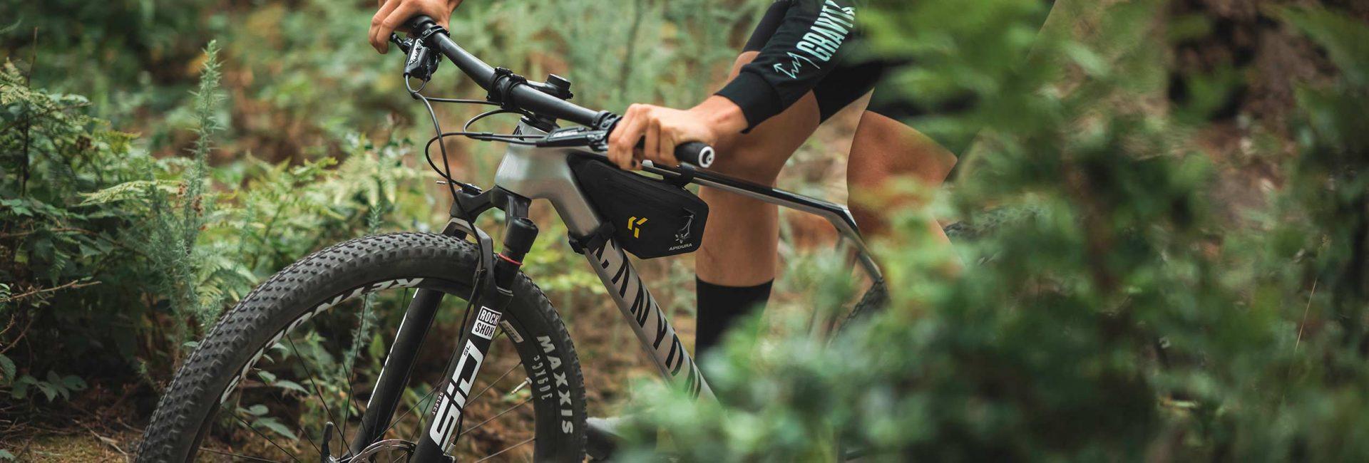 apidura-backcountry-frame-pack-1l-banner-3-1920x650 - Najs Bike