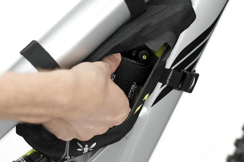 apidura-backcountry-frame-pack-1l-feature-cable-port-ezgif.com-video-to-webp-converter - Najs Bike