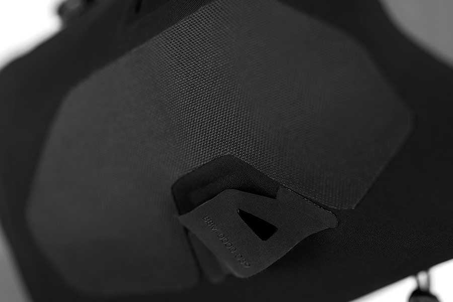 apidura-backcountry-handlebar-pack-feature-abbrasion-patch - Najs Bike