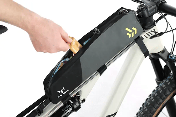 apidura-backcountry-long-top-tube-pack-1.8l-feature-easy-double-opening-ezgif.com-video-to-webp-converter - Najs Bike