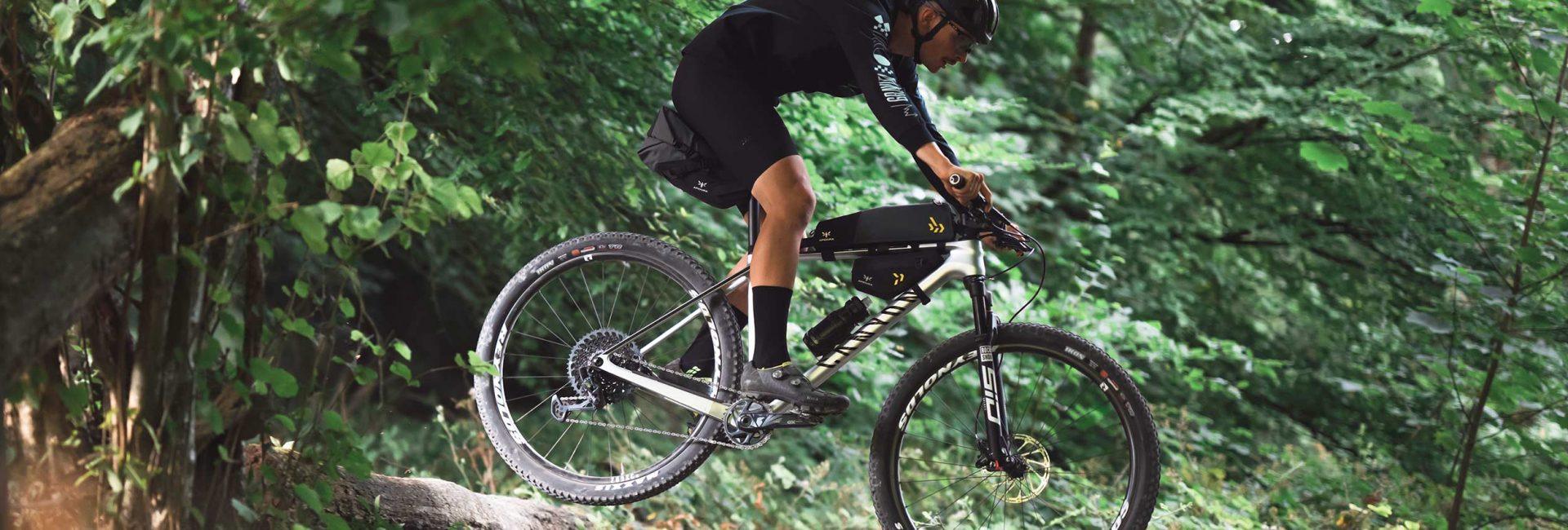 apidura-backcountry-long-top-tube-pack-banner-2-1920x650 - Najs Bike