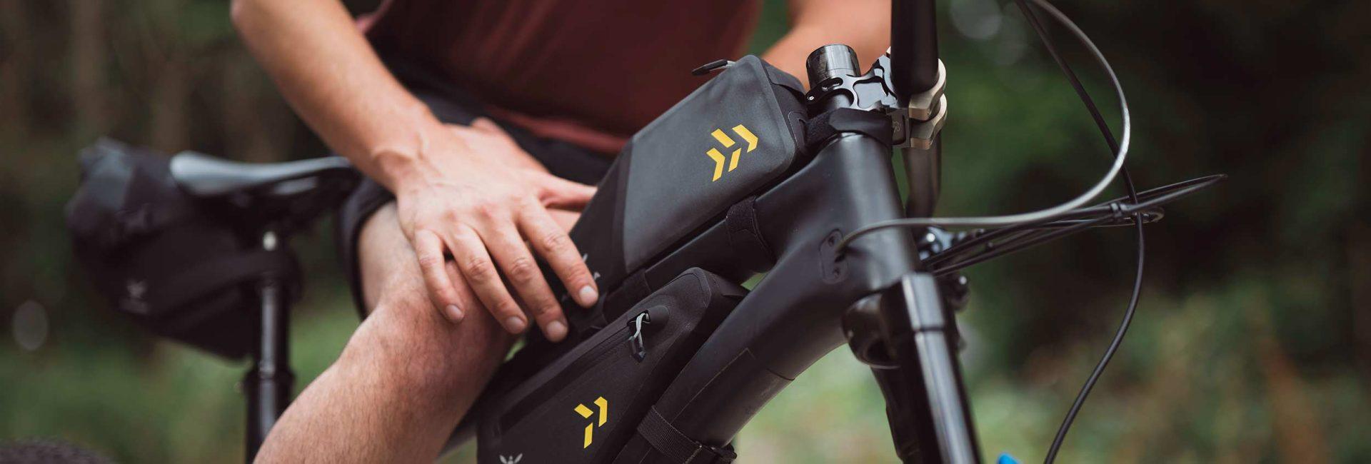 apidura-backcountry-top-tube-pack-2l-banner-3-1920x650 - Najs Bike