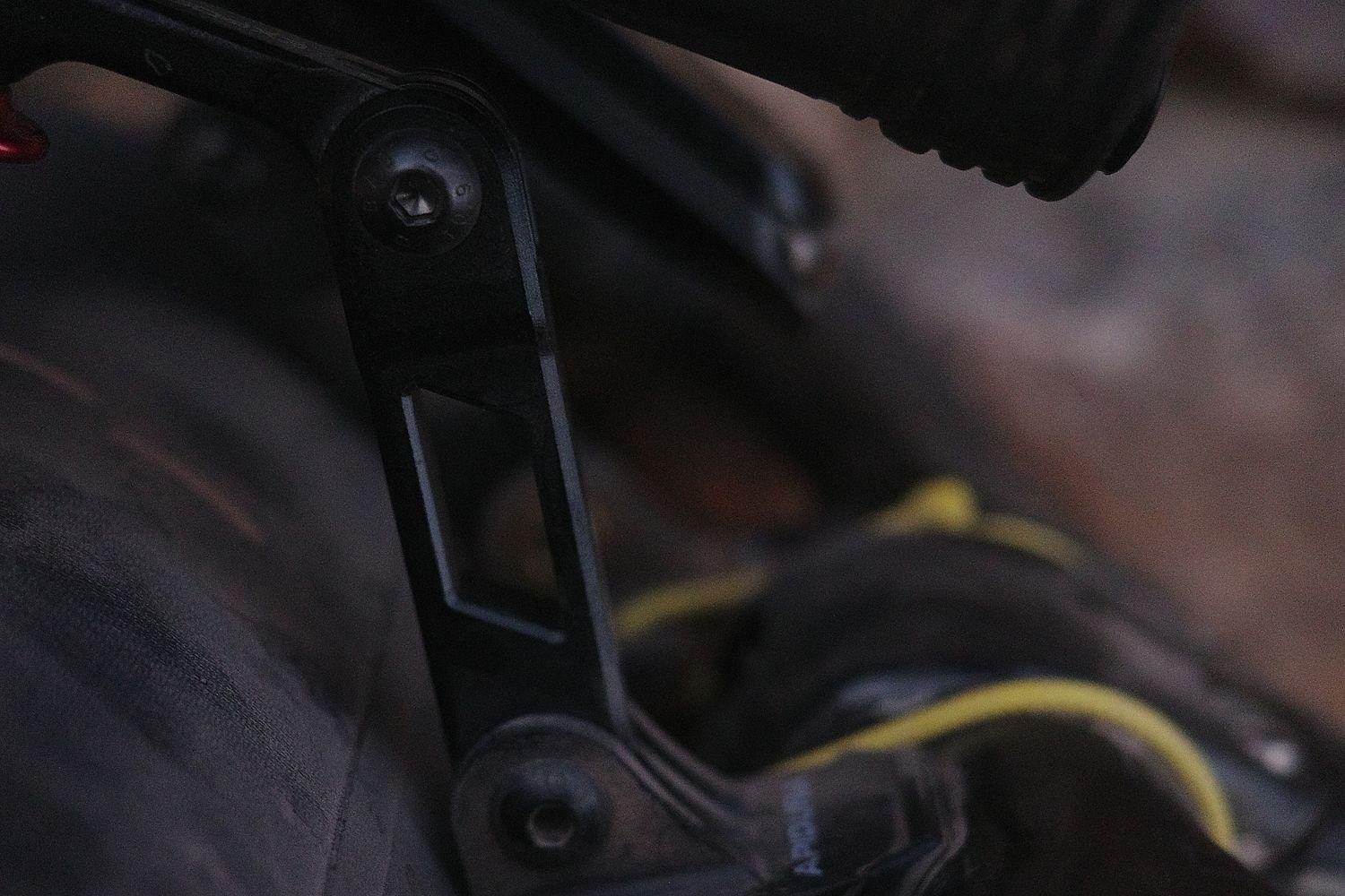 Apidura Expedition Accessory Arm zamontowane do Expedition Handlebar Pack