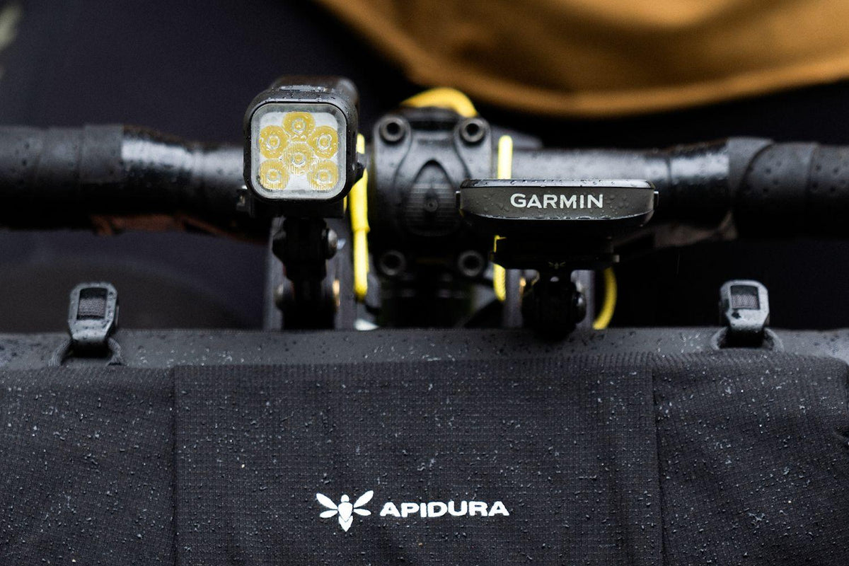 Lampka zamontowana nad torbą na ramieniu Apidura Expedition Accessory Arm