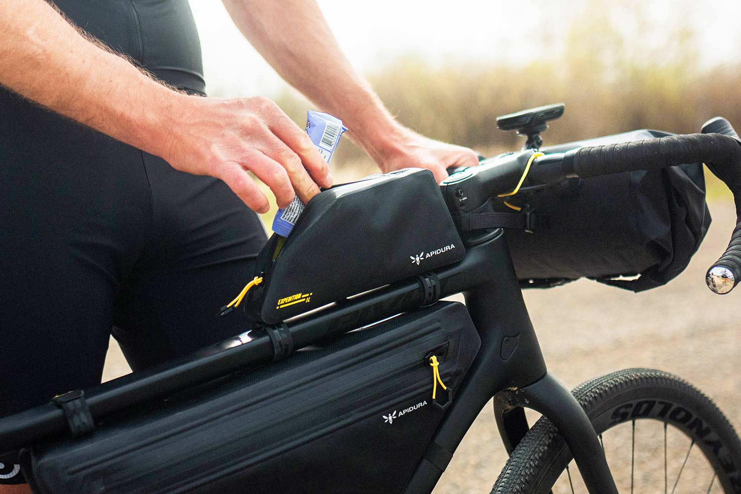 Apidura Expedition Bolt-On Top Tube Pack 1L na górnej rurze roweru gravel