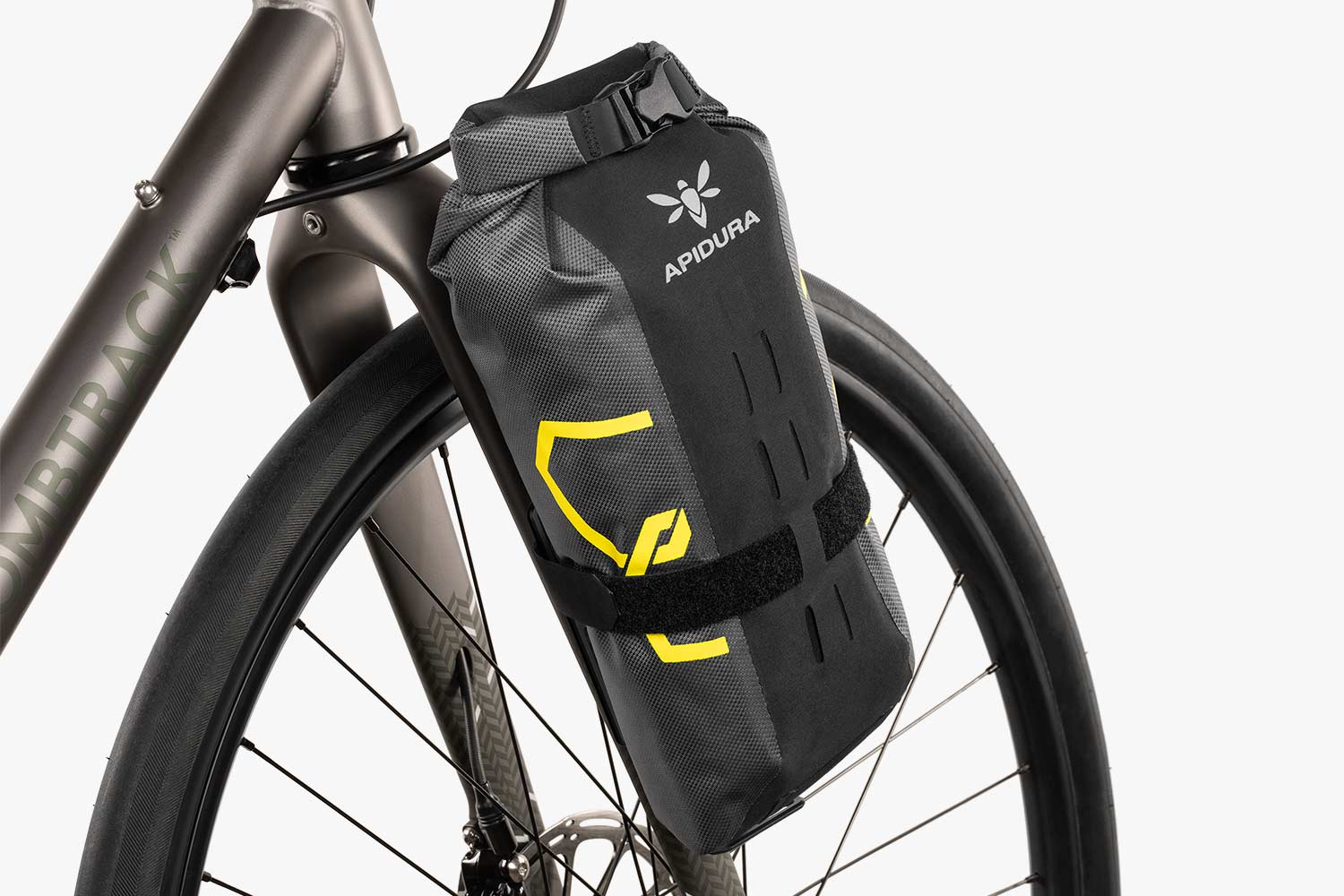 Apidura Expedition Cargo Cage Pack na rowerze – ujęcie 2