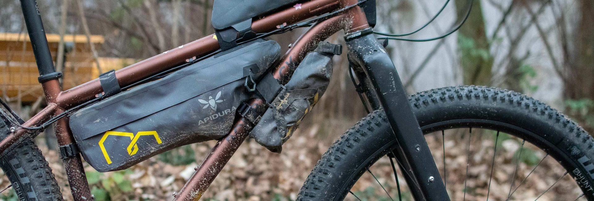 apidura-expedition-downtube-pack-1.2l-banner-2-1920x650 - Najs Bike