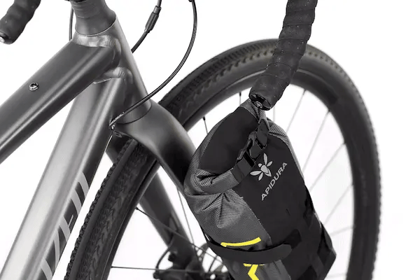 apidura-expedition-fork-pack-3l-feature-easy-opening-ezgif.com-gif-to-webp-converter - Najs Bike