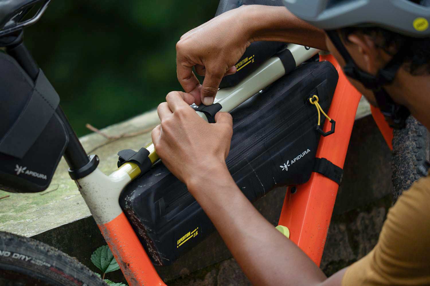 Port na kabel w torbie Apidura Expedition Frame Pack 2.8L