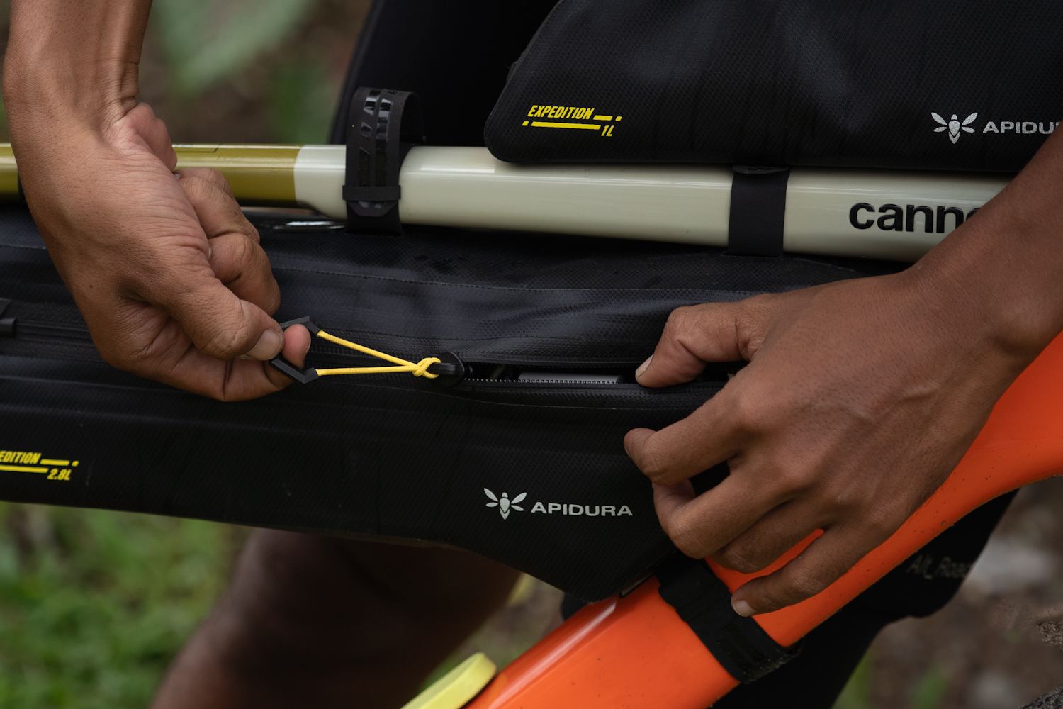 Apidura Expedition Frame Pack 5.7L na długiej wyprawie bikepackingowej
