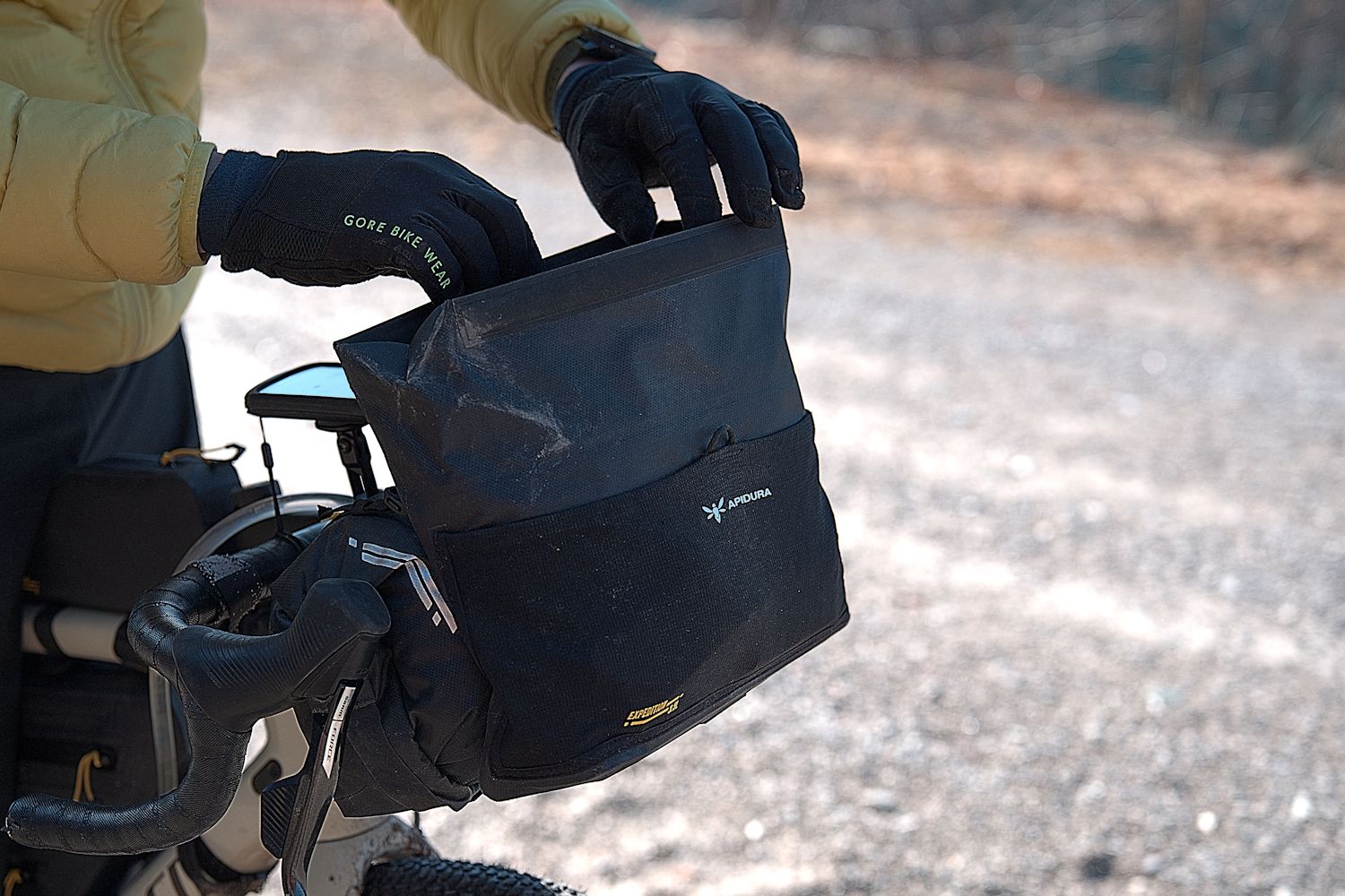 Apidura Expedition Front Accessory Pack – noszona na ciele