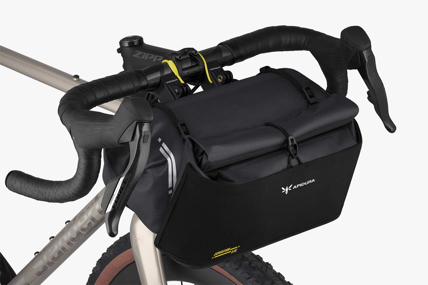 Apidura Expedition Front Accessory Pack na rowerze