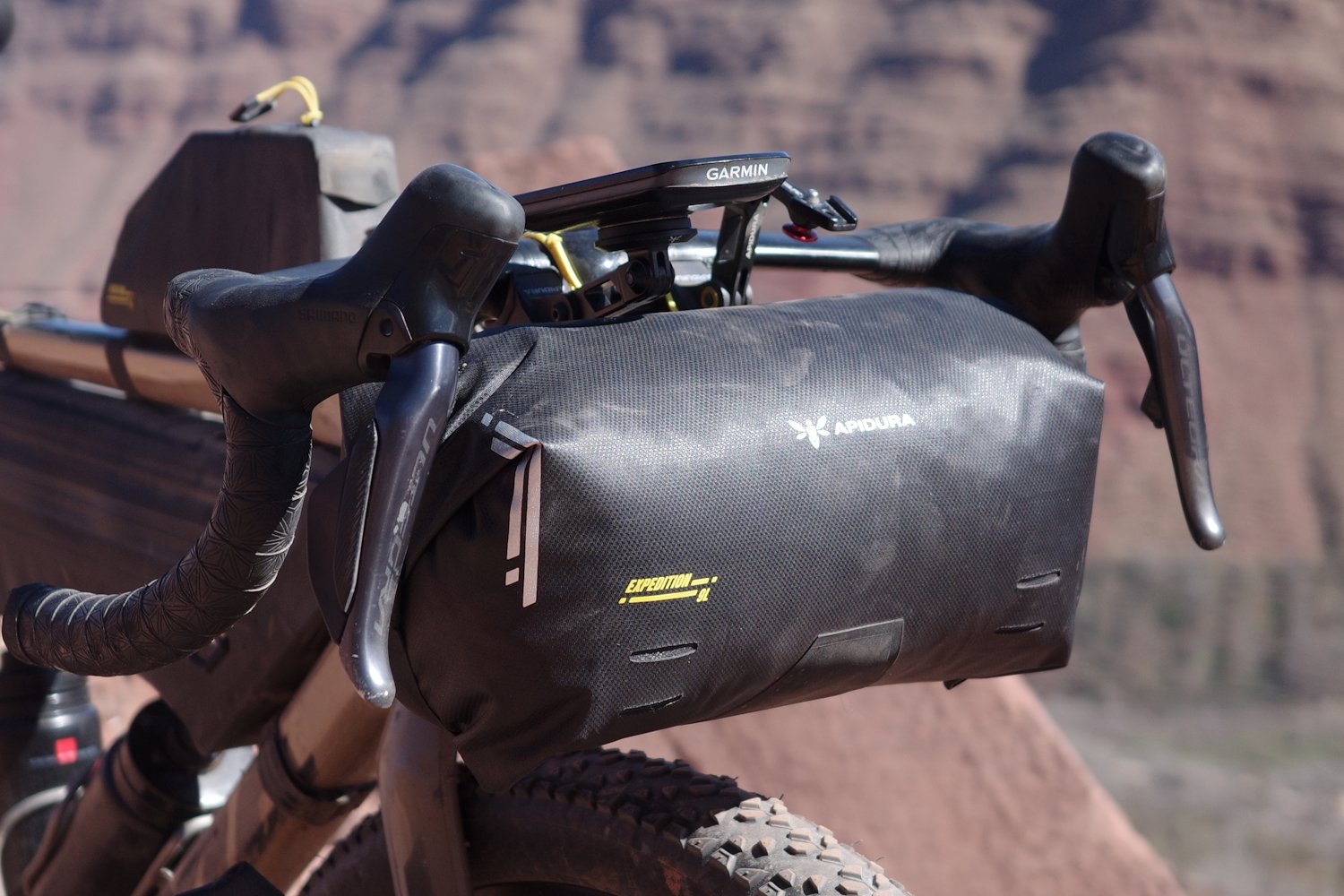 Apidura Expedition Handlebar Pack 9L z uchwytem GPS i ramieniem akcesoryjnym