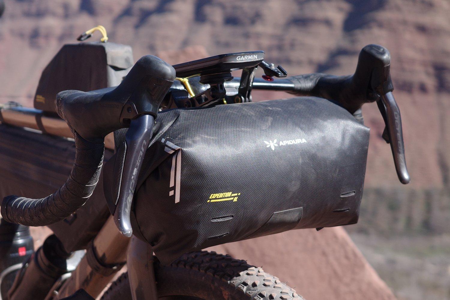 Apidura Expedition Handlebar Pack 9L z uchwytem GPS i ramieniem akcesoryjnym