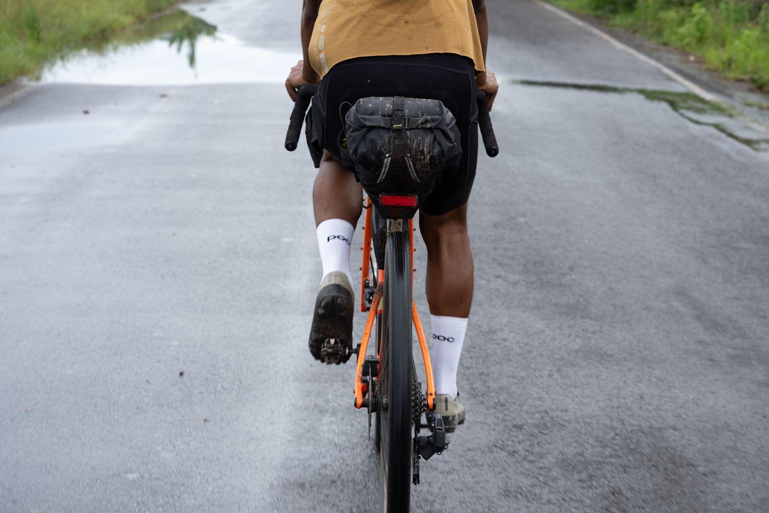 Boczne kieszenie z siatki torby Apidura Expedition Saddle Pack 9L