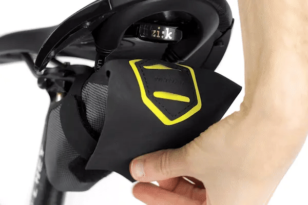 apidura-expedition-tool-pack-feature-easy-access-ezgif.com-gif-to-webp-converter - Najs Bike