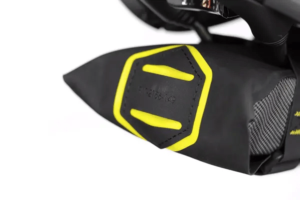 apidura-expedition-tool-pack-feature-light-attachment-ezgif.com-gif-to-webp-converter - Najs Bike