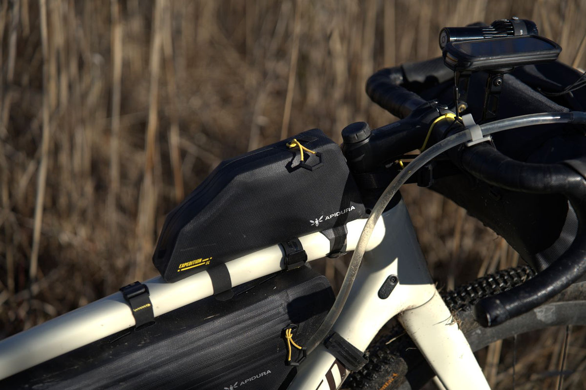 Port na kabel w torbie Apidura Expedition Top Tube Pack 1L