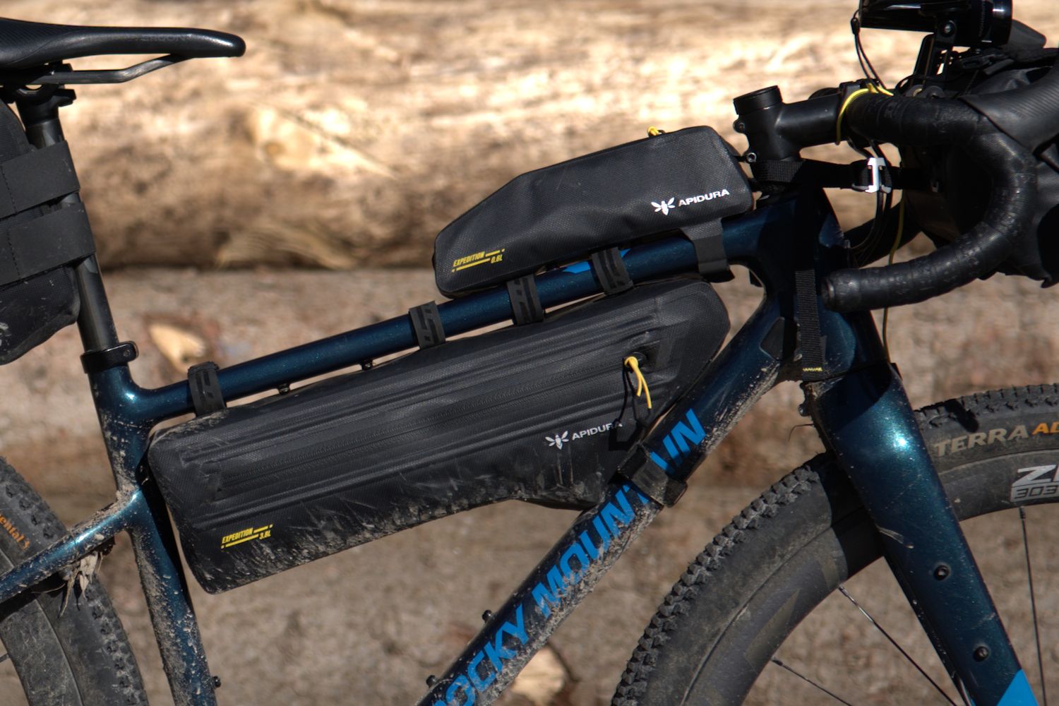 Apidura Expedition Top Tube Pack 1L na górnej rurze roweru