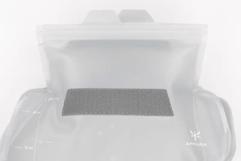 apidura-innovation-lab-frame-pack-hydration-bladder-1.5l-feature-closure-ezgif.com-video-to-webp-converter - Najs Bike