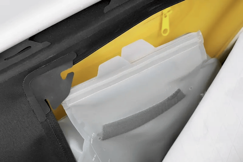 apidura-innovation-lab-frame-pack-hydration-bladder-1.5l-feature-in-pack-filling-ezgif.com-video-to-webp-converter - Najs Bike