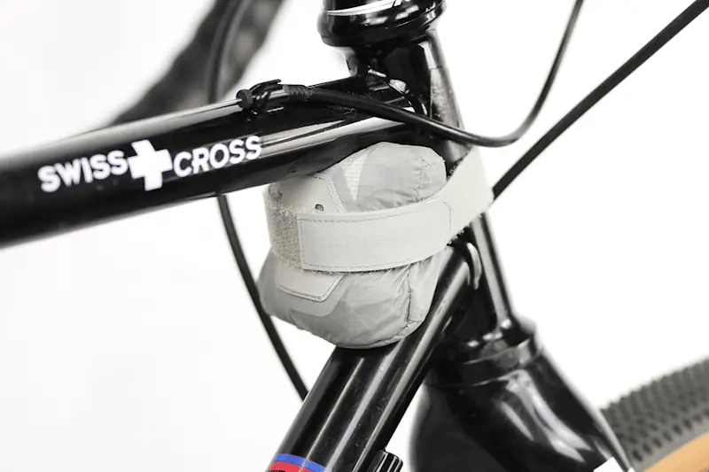 apidura-packable-musette-7l-feature-bike-attachment-1-ezgif.com-video-to-webp-converter - Najs Bike