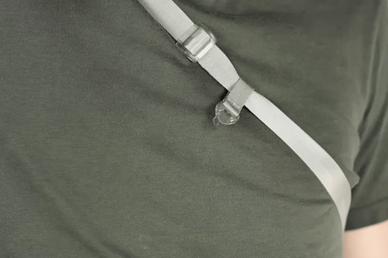 apidura-packable-musette-7l-feature-sternum-strap-1-ezgif.com-video-to-webp-converter - Najs Bike