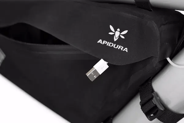 apidura-racing-frame-pack-feature-port-ezgif.com-gif-to-webp-converter - Najs Bike
