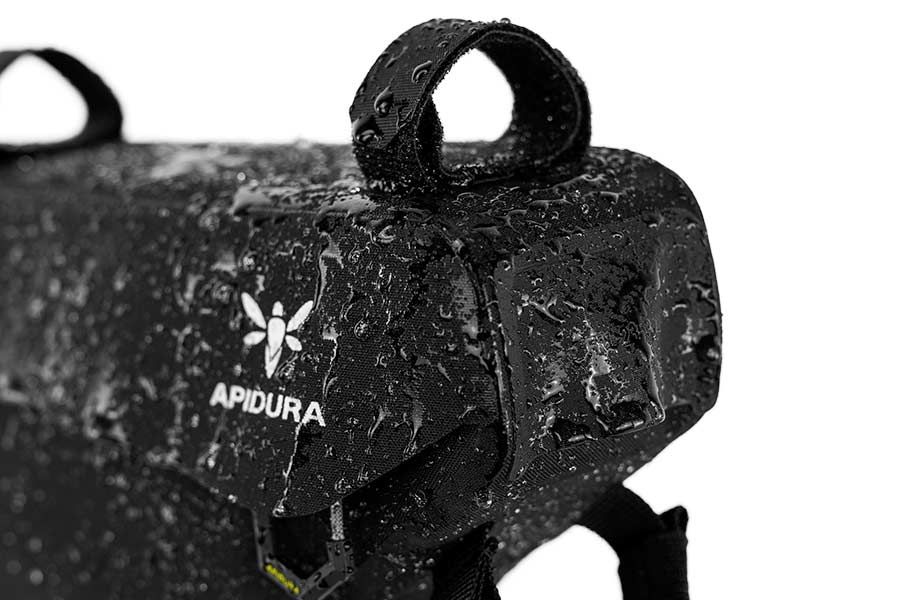 apidura-racing-frame-pack-feature-waterproof - Najs Bike
