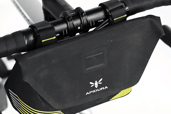 apidura-racing-handlebar-pack-2l-feature-easy-opening-ezgif.com-gif-to-webp-converter - Najs Bike