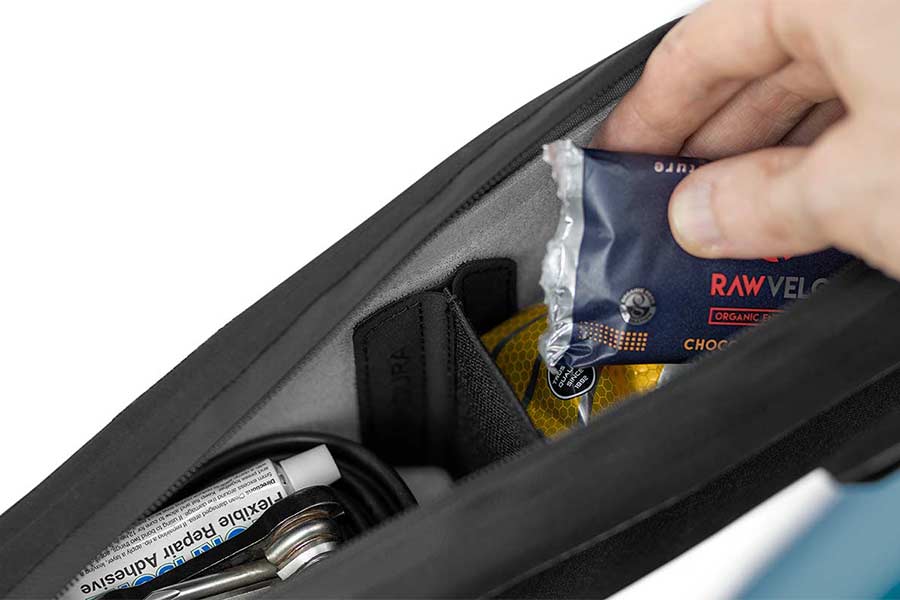 apidura-racing-long-top-tube-pack-feature-divider - Najs Bike