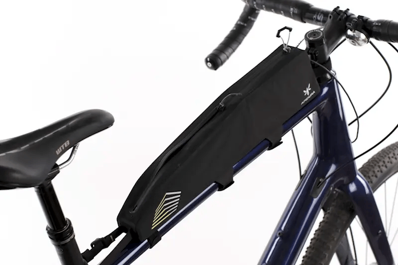 apidura-racing-long-top-tube-pack-feature-easy-dual-opening-1-ezgif.com-video-to-webp-converter - Najs Bike