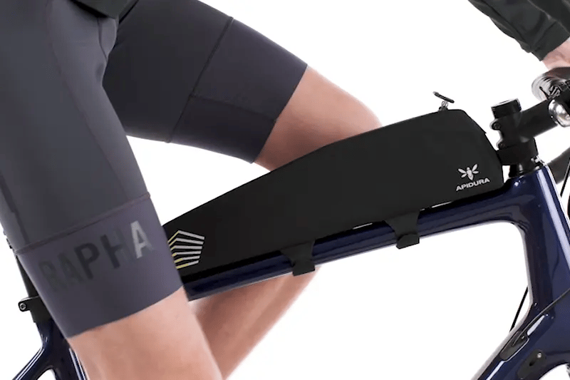 apidura-racing-long-top-tube-pack-feature-knee-clearance-1-ezgif.com-video-to-webp-converter - Najs Bike