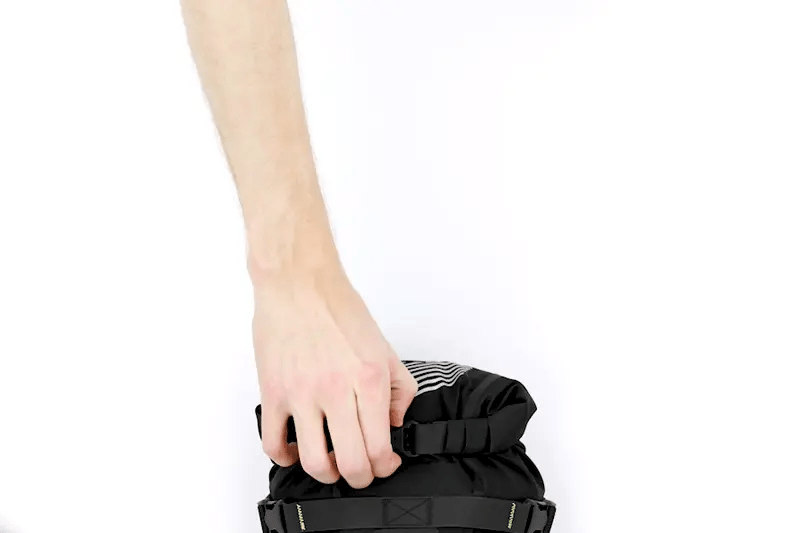 apidura-racing-saddle-pack-feature-flexible-capacity-1-ezgif.com-video-to-webp-converter - Najs Bike