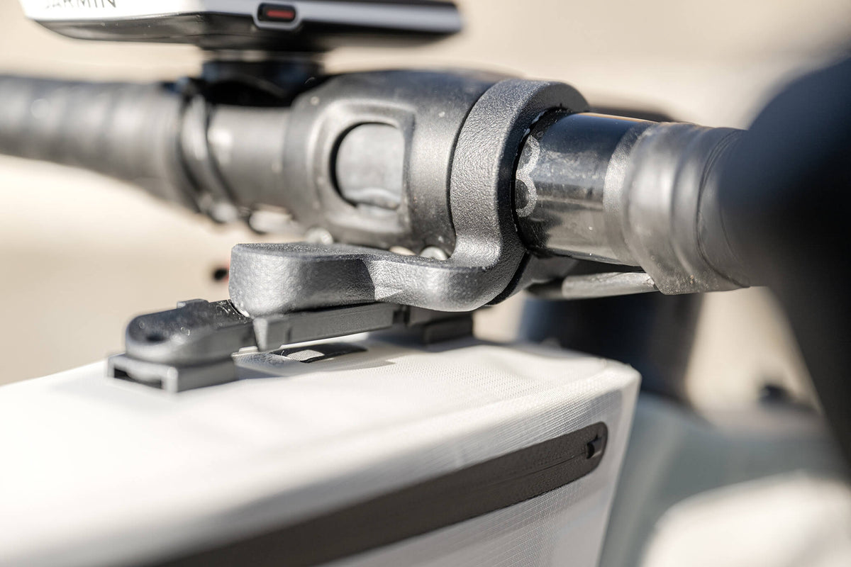 Nano Handle Bar Mount na kierownicy obok uchwytu licznika, pod spodem torba